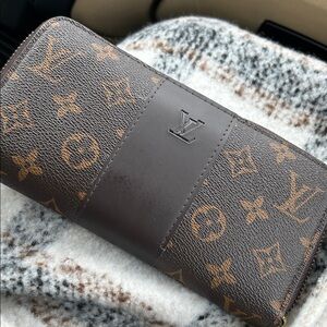 FAKE Not authentic- Louis Vuitton Brown and Tan Monogram Clutch